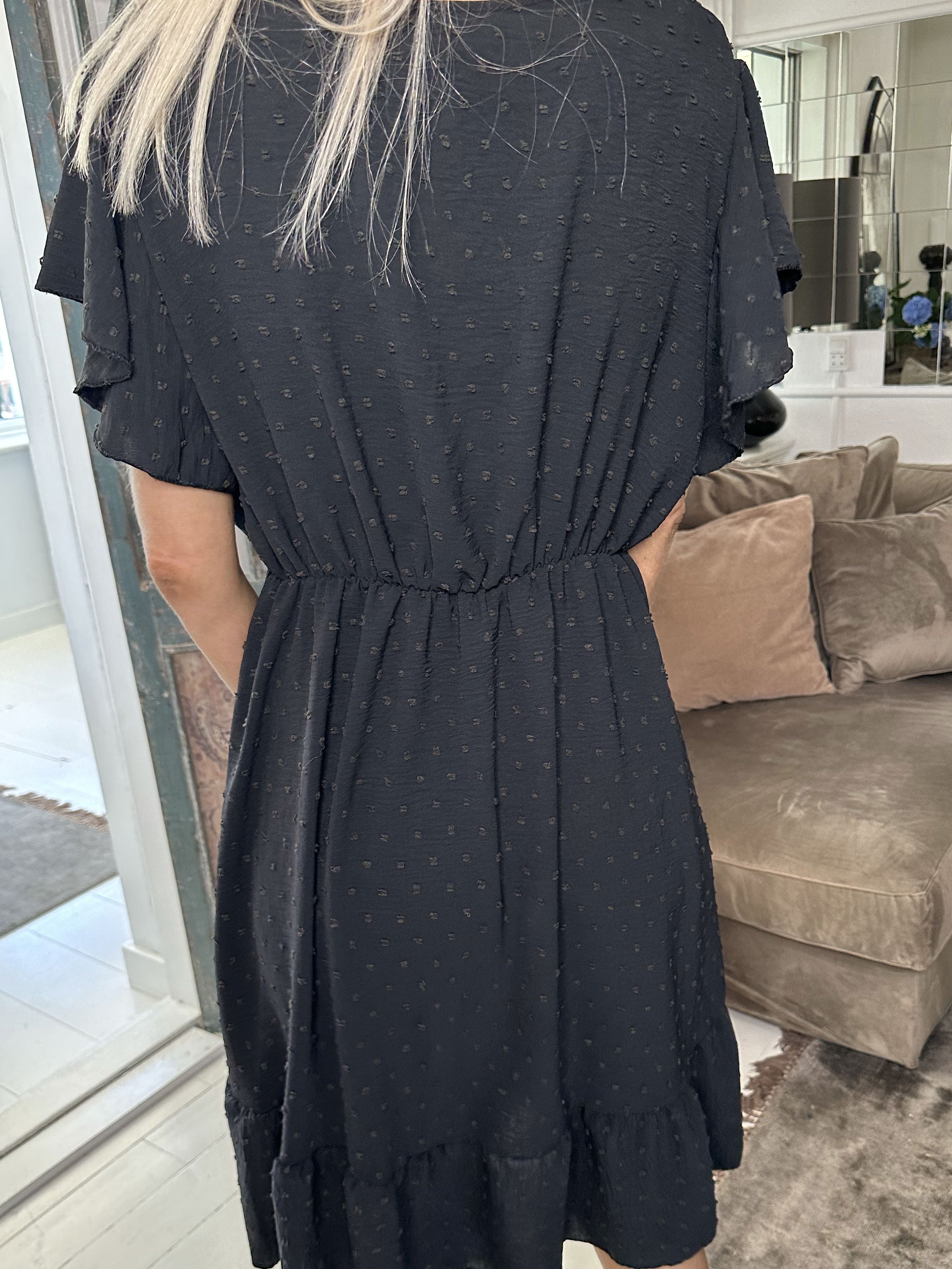 Vanilla - Sommarklänning med prickiga detaljer och volangärmar